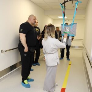 Vasyl Virastyuk Instagram - Найсильніші підтримують найсильніших💪🏻

Василь Вірастюк відвідав захисників і захисниць України, які проходять реабілітацію в одеському центрі RECOVERY.

@vasylvirastyuk , дякуємо за зустріч, що надихнула і пацієнтів, і всю нашу команду.