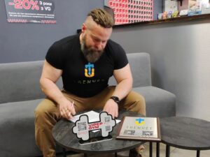 Vasyl Virastyuk Instagram - ДО РОДИНИ Trenvet UA ДОЛУЧИЛАСЬ ЗАКАРПАТСЬКА ОБЛАСТЬ 📌
 ✅ одразу дві мережі тренажерних залів @viper gym та @dart підписали меморандум📝 про співпрацю з Федерація стронгмену України та Звитяга Нескорених щодо реабілітації ветеранів та військовослужбовців через фізичну культуру та спорт💪

  Висловлюю особливу повагу та дякую за сприяння в підписанні Михайло Гал та Роман Зажирко 🤝🤝🤝