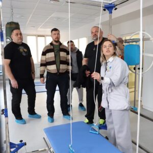 Vasyl Virastyuk Instagram - Найсильніші підтримують найсильніших💪🏻

Василь Вірастюк відвідав захисників і захисниць України, які проходять реабілітацію в одеському центрі RECOVERY.

@vasylvirastyuk , дякуємо за зустріч, що надихнула і пацієнтів, і всю нашу команду.