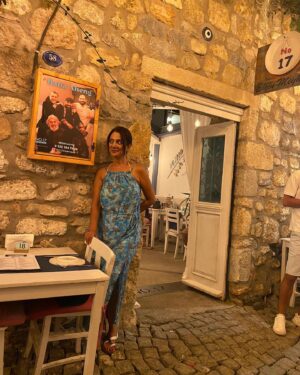 Veda Yurtsever Instagram - Ben gene Sığacık @no17elcinmeyhane ‘de arkadaşlarımla eğlenmeye gittim, üstelik @baba_aheng gurubunun solisti canım Barış’ın ve perküsyon ustası Ufuk’un doğum gününe denk geldik. Gene çok güzel bir akşam oldu, biz 9 kız çok eğlendik. Şahane insanlar var o mekanda, mekana yakışan, her birine tek tek teşekkür ediyorum. Barış ve Ufuk varlığınız varlığımıza armağandır🎂🧿🙏😻 @baris_aydin_babaaheng  @baba_aheng ( @erdenksibel ve @bariserdenk yokluğunuz belliydi)… çok teşekkür ederiz @no17elcinmeyhane , seviyoruz hepinizi. ( epey oynadık hatta utanmadan karadeniz bile denedim) 🌺😻