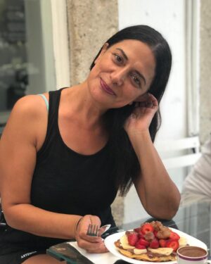 Veda Yurtsever Instagram - Alaçatı Alaçatı olalı böyle haysiyetli bir günah görmedi, o waffle’ı sonuna kadar yedim, Allaaamm çok güzeldi, sen beni affettt🧿🙏😻 @karamelwafflehouse  #alaçatı #waffle