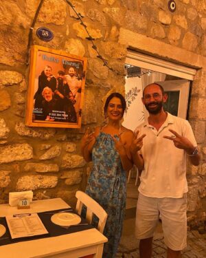 Veda Yurtsever Instagram - Ben gene Sığacık @no17elcinmeyhane ‘de arkadaşlarımla eğlenmeye gittim, üstelik @baba_aheng gurubunun solisti canım Barış’ın ve perküsyon ustası Ufuk’un doğum gününe denk geldik. Gene çok güzel bir akşam oldu, biz 9 kız çok eğlendik. Şahane insanlar var o mekanda, mekana yakışan, her birine tek tek teşekkür ediyorum. Barış ve Ufuk varlığınız varlığımıza armağandır🎂🧿🙏😻 @baris_aydin_babaaheng  @baba_aheng ( @erdenksibel ve @bariserdenk yokluğunuz belliydi)… çok teşekkür ederiz @no17elcinmeyhane , seviyoruz hepinizi. ( epey oynadık hatta utanmadan karadeniz bile denedim) 🌺😻