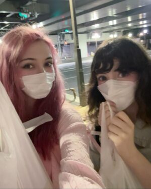Venus Palermo Instagram - Hello Fangels ╰(*´︶`*)╯♡🪽　
Today I want to tell you about the Tokyo Spring Homeless Patrol in Shinjuku. It is a group where people can volunteer to prepare and give out food to homeless people. You can go alone or with friends. You can meet all kinds of people. 🌍
This time @sancty (Sarah 🐰) invited me 
In times when ALL of your problems seem to be VERY big, it can be awesome to get out of your own head and see that you are just a tiny speck in the universe 🌌And how cool that is ⭐️🪽It is important to help others and give back! ❣️
If you want to donate or take part check the Facebook group Tokyo Spring Homeless Patrol! I heard they are low on volunteers (・ω・)ノ and you can follow the group/community here and stay updated with ‘em ⭐️ @tokyospringhomelesspatrol