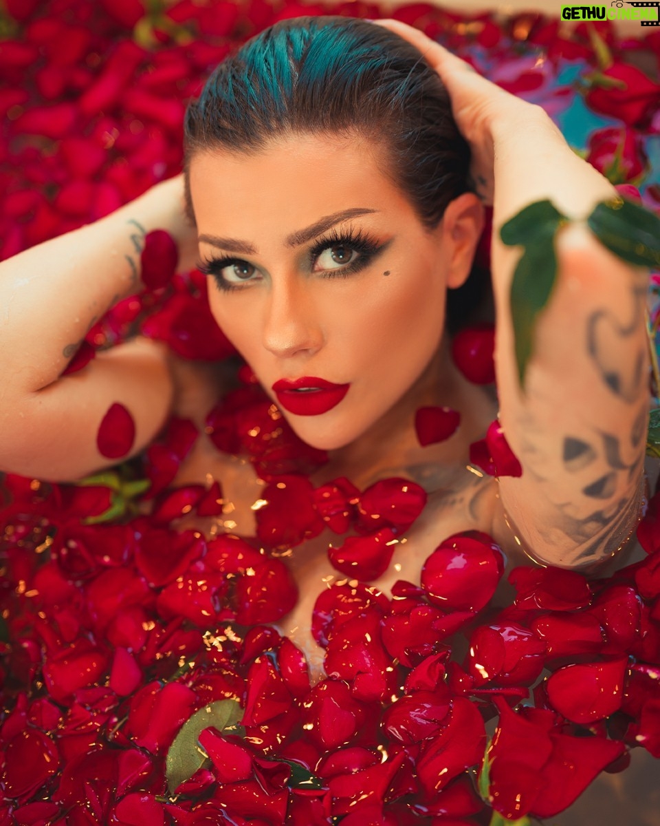 Vera Bambi - 4.8K Likes - Red