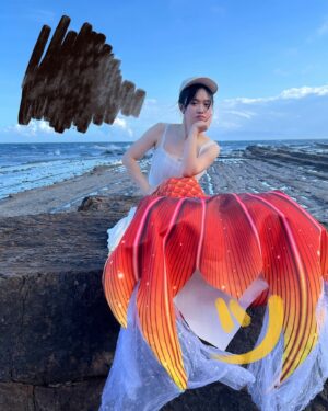 Vera Yen Instagram - ：
小時候好喜歡第六感奇緣·人魚傳說🧜🏻
沒想到長大後出外景也可以體驗當小美，
是說樂極生悲回來確診，
再也不是天選之人，
目前失去嗅覺味覺，
🥵辣炒海瓜子都不辣了💦

🧢 @newbalancelifestyle
#newbalance 
#廣告Start斗
