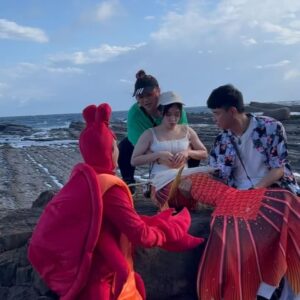 Vera Yen Instagram - ：
小時候好喜歡第六感奇緣·人魚傳說🧜🏻
沒想到長大後出外景也可以體驗當小美，
是說樂極生悲回來確診，
再也不是天選之人，
目前失去嗅覺味覺，
🥵辣炒海瓜子都不辣了💦

🧢 @newbalancelifestyle
#newbalance 
#廣告Start斗