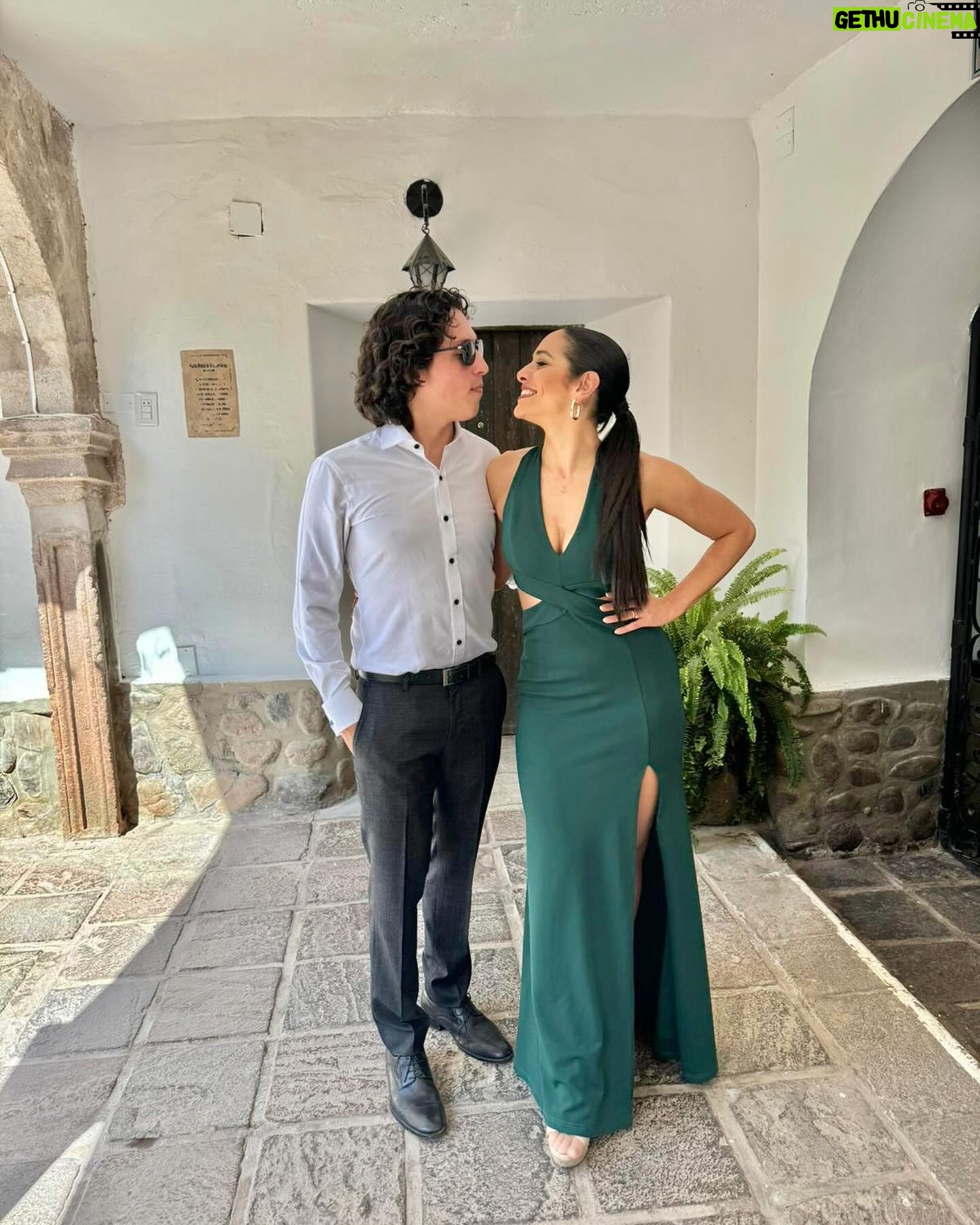 Verónica Álvarez - 9.5K Likes - Este fin de semana ha sido una película de principio a fin. Gracias por hacernos parte del mejor día de sus vidas! Los queremos MUCHO!!
Que vivan los novios (ahora esposos)!!!!!!!