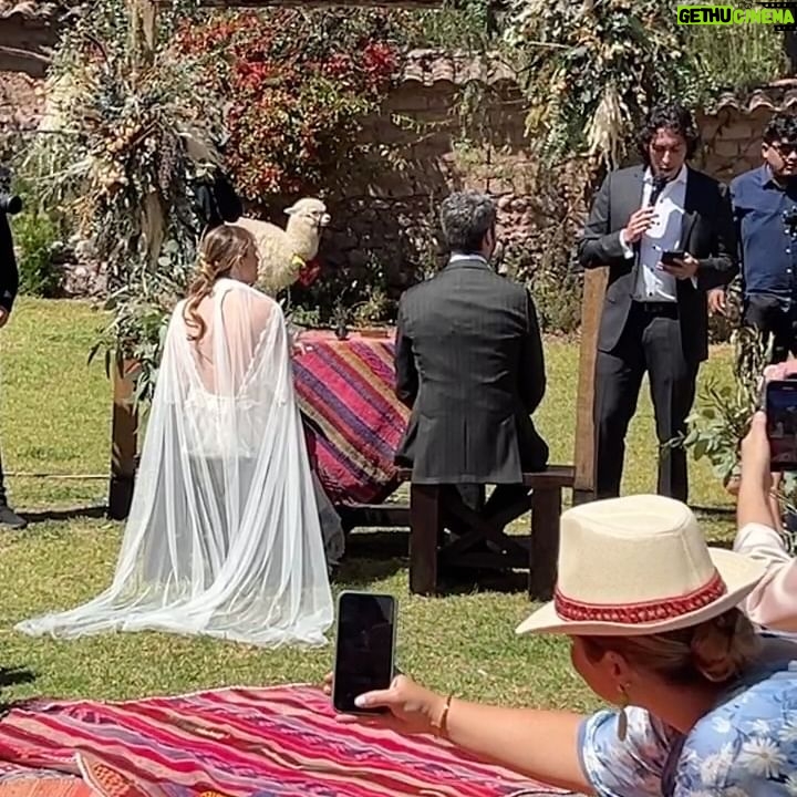 Verónica Álvarez - 9.5K Likes - Este fin de semana ha sido una película de principio a fin. Gracias por hacernos parte del mejor día de sus vidas! Los queremos MUCHO!!
Que vivan los novios (ahora esposos)!!!!!!!