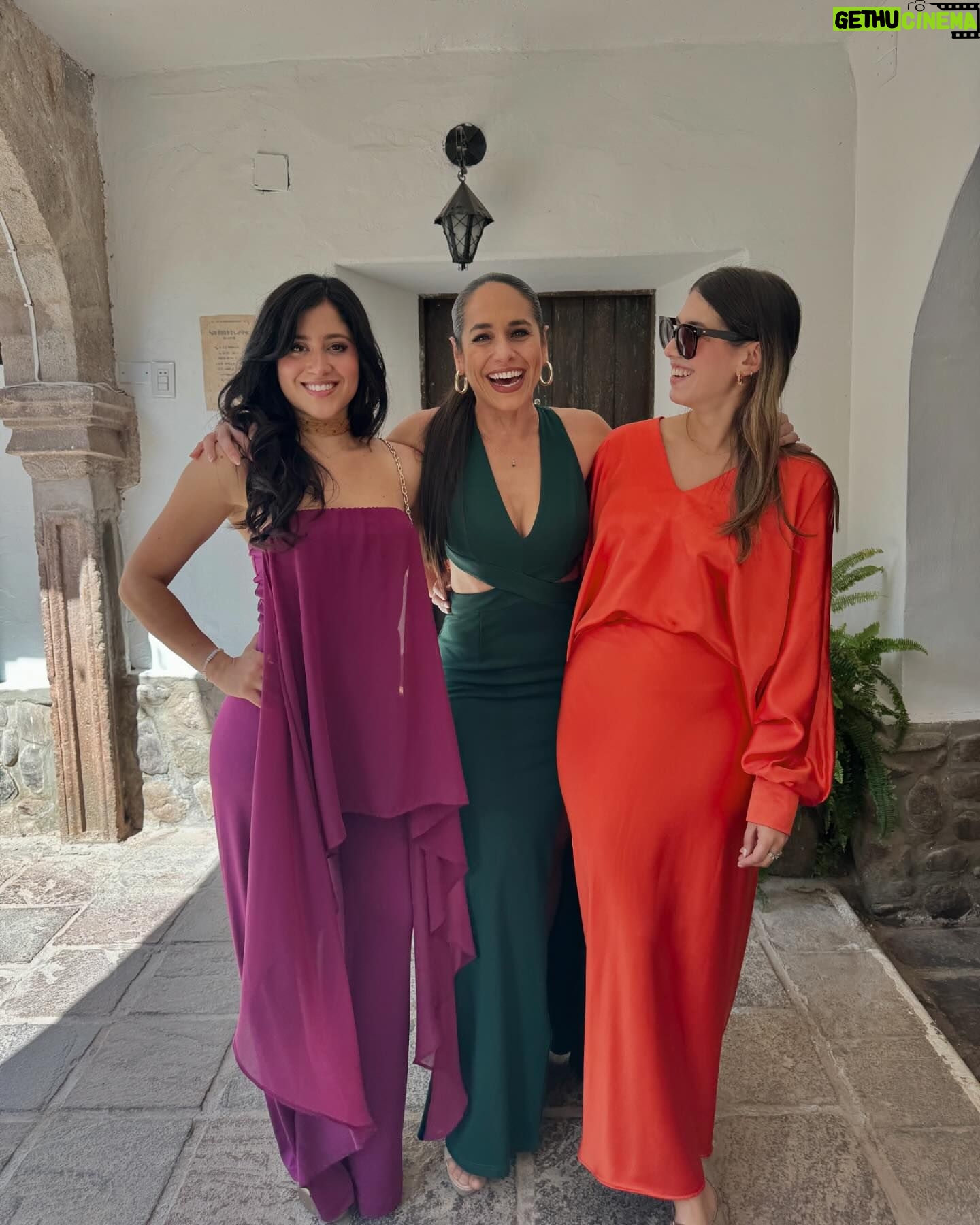 Verónica Álvarez - 9.5K Likes - Este fin de semana ha sido una película de principio a fin. Gracias por hacernos parte del mejor día de sus vidas! Los queremos MUCHO!!
Que vivan los novios (ahora esposos)!!!!!!!