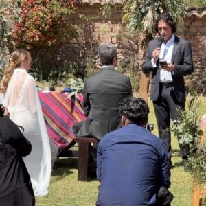 Verónica Álvarez Instagram - Este fin de semana ha sido una película de principio a fin. Gracias por hacernos parte del mejor día de sus vidas! Los queremos MUCHO!!
Que vivan los novios (ahora esposos)!!!!!!!