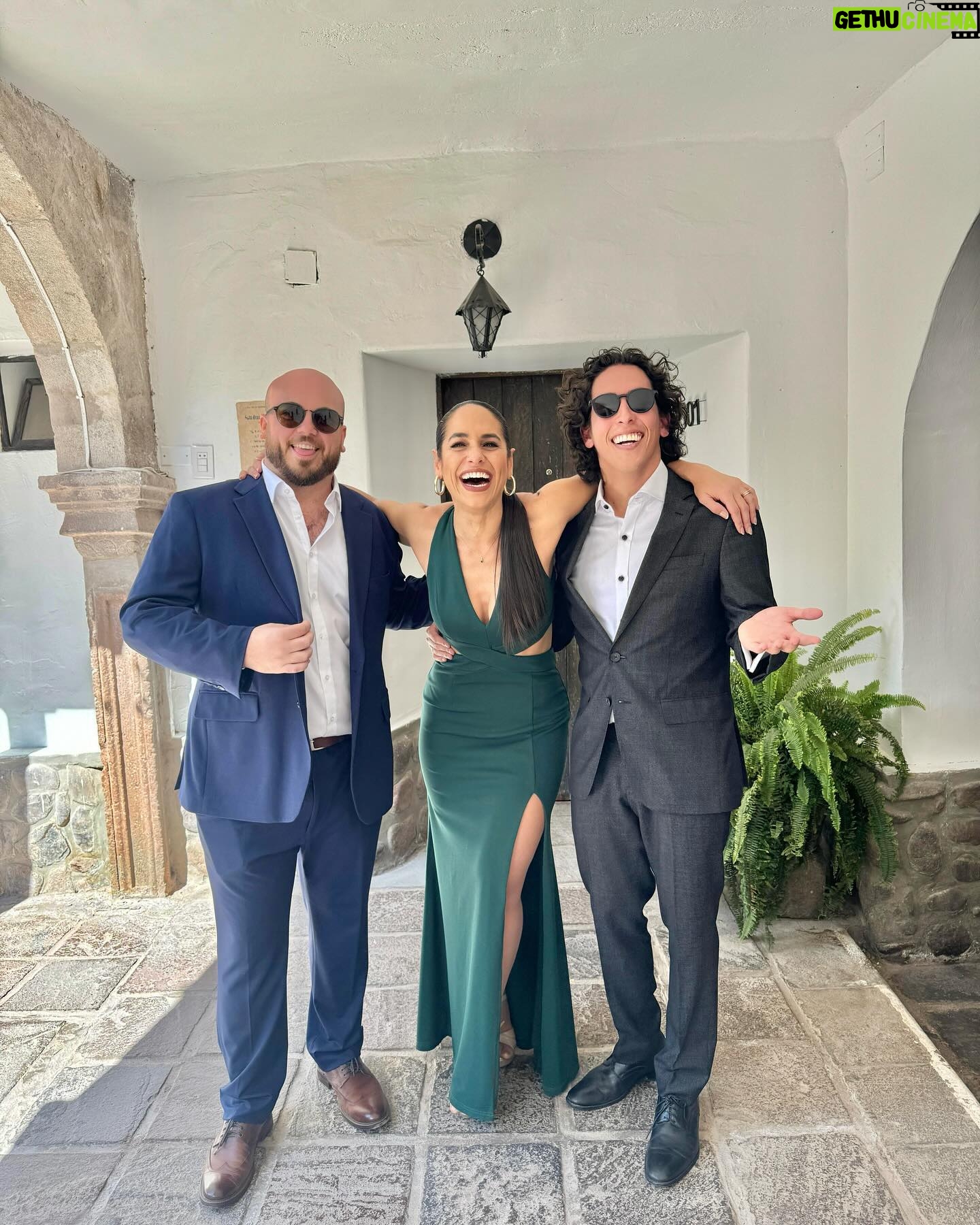 Verónica Álvarez - 9.5K Likes - Este fin de semana ha sido una película de principio a fin. Gracias por hacernos parte del mejor día de sus vidas! Los queremos MUCHO!!
Que vivan los novios (ahora esposos)!!!!!!!