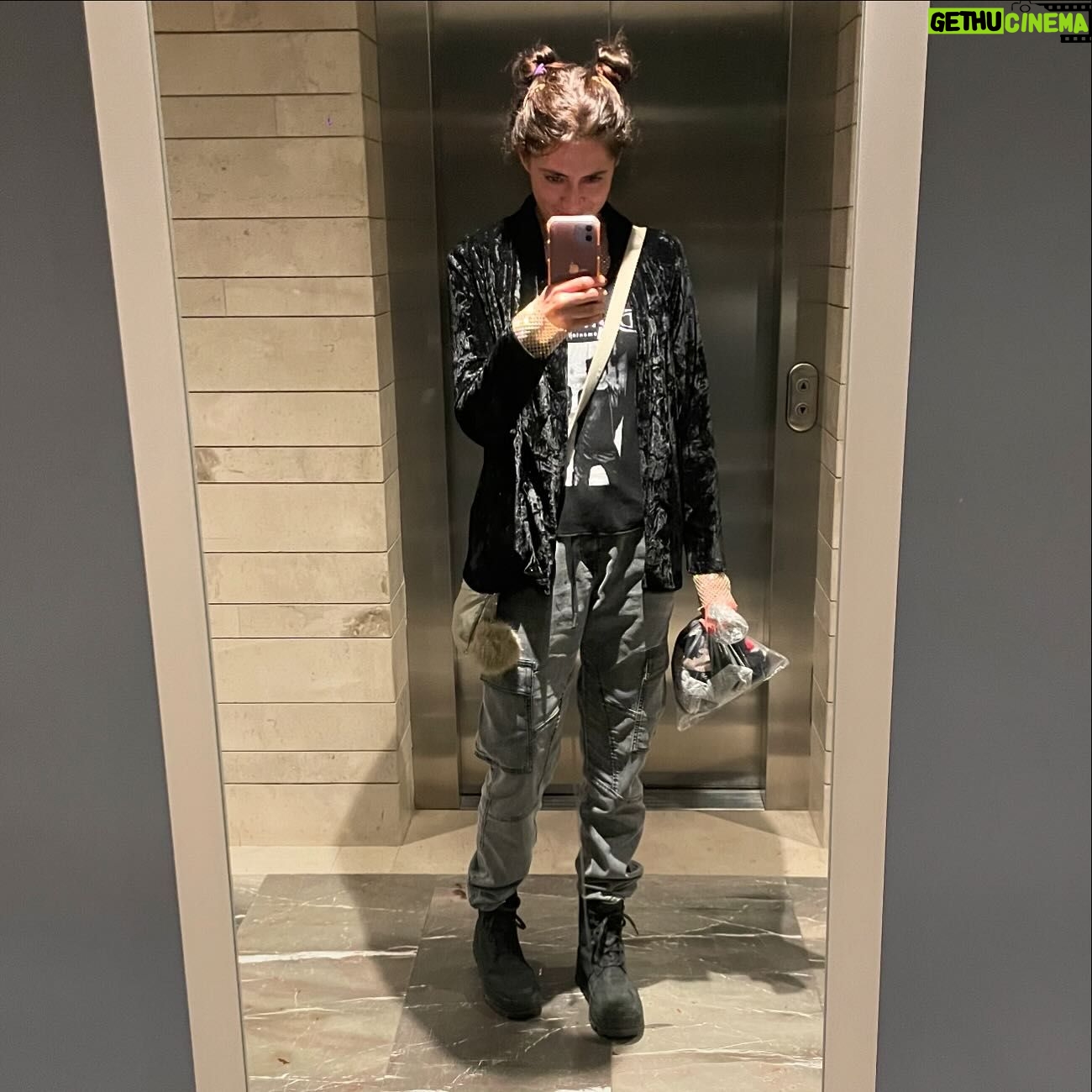 Verónica Jaspeado - 2.6K Likes - Amo llegar destruida después de un concierto. Y con nuevas camisetas en la mano. 😎🤙🏼🔥