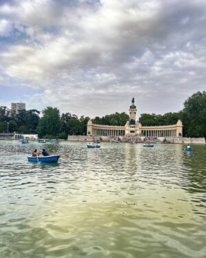 Verónica Lozano Instagram - Un poquito de las vacaciones 
Madrid 🇪🇸
Cumple de Antony 
Metallica , paseos , cosas ricas , amor 🧡