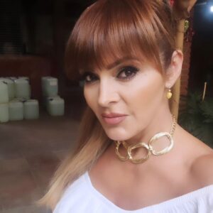 Verónica Macías Instagram - Cuando estás cansada pero el maquillaje 💄 ayuda