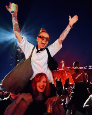 Veronica Verho Instagram - Flow 😭🩷 

Huudan about jokasen keikkavideon taustalla miten onnellinen oon ja se kiteyttää hyvin koko viikonlopun.

*liput saatu @flowfestivalhelsinki