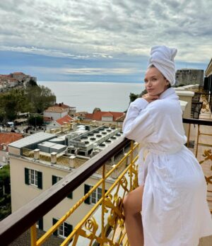 Veronika Dash Instagram - I have dreamed of this castle since the last time I saw it 🏰 Nothing has made me feel as majestic as walking through these towering walls starting from the 7th century. Thank you @hiltonimperialdubrovnik for such a beautiful stay and only steps away from Old town… We hope to be back soon and with a lot more guests 🥰 #hiltonimperial