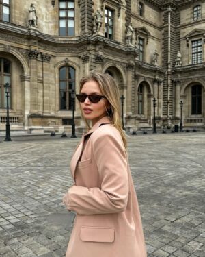 Veronika Dash Instagram - Paris première partie 🇫🇷 Louvre this city (see what I did there 😂) Wearing @revolve x @camilacoelho 🤎 https://rvlv.me/TjM0k2 #revolve #revolvearoundtheworld