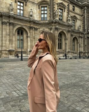 Veronika Dash Instagram - Paris première partie 🇫🇷 Louvre this city (see what I did there 😂) Wearing @revolve x @camilacoelho 🤎 https://rvlv.me/TjM0k2 #revolve #revolvearoundtheworld