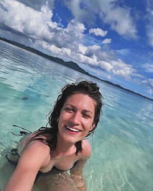 Veronika Macková Instagram - ☀️Už se všichni těší na dovču,volno,exotiku,pláže, přírodu❗️⚠️Nenechte se však napálit. Tak jako chtěj špekulanti v taxi nebo prodejci všemožných sere-petiček vydělat na turistech co nejvíc, stejná vypočítává kratochvíle se týká i show-byznysu se zvířaty. 🤯
Např.: Některá ,,TZV.” záchranná centra si na to jen hrají… 👉🏻třeba: vy v dobré víře chcete vypustit želvu z bazénku do moře na svobodu, bohužel však vám už nikdo neřekne, že želvy do bazénu nepatří a vy posíláte želvičku na smrt. 🤑Love cinkly a oloupený turista odchází v nevědomí spokojen. 
Nebo - 😱Někteří influenceři si plácnou na sítě roztomilé selfindo v objetí s divokým zvířetem- bum ho! 💥Půl mega sledujících si myslí, že je to ok! 
🤔Ale pojďme si to zrekapitulovat: mít tulindo fotku v turistickým centru s DIVOKÝM OHROŽENÝM zvířetem?! Pokud nejsem ochranář, vet, biolog nebo Dr.Dolittle, tak to není ok, ale trochu crazy, ne? 🫣 
Jak zpívá moje oblíbená kapela Horkýže slíže: ,,Neverte všetkému, čo napíšu.” 👌🏻
🐘Divoká jsou od slova: divoce si dovádět u sebe doma(svobodně, v přírodě), takže ani jízda na slonovi nebo návštěva Animal show nejsou vhodné způsoby, jak ukázat, že jste milovníci zvířat. 
🫠Jo a taky když si koupíte věc nebo suvenýr ze zvířete, tak to znamená, že už to má dávno za sebou a nejspíš umřelo pro tyto účely 🖤
No nic …jak píší mí oblíbení komentátoři: přestaň nás moralizovat… tak končím s mým dlouhým příspěvkem o zodpovědném turismu ❤️🙏 s veškerou úctou a přáním hezké návštěvy toho správného záchranného centra či příjemného pozorování divokých zvířat z bezpečné vzdálenosti vaše ekotenoristka🍀🤪