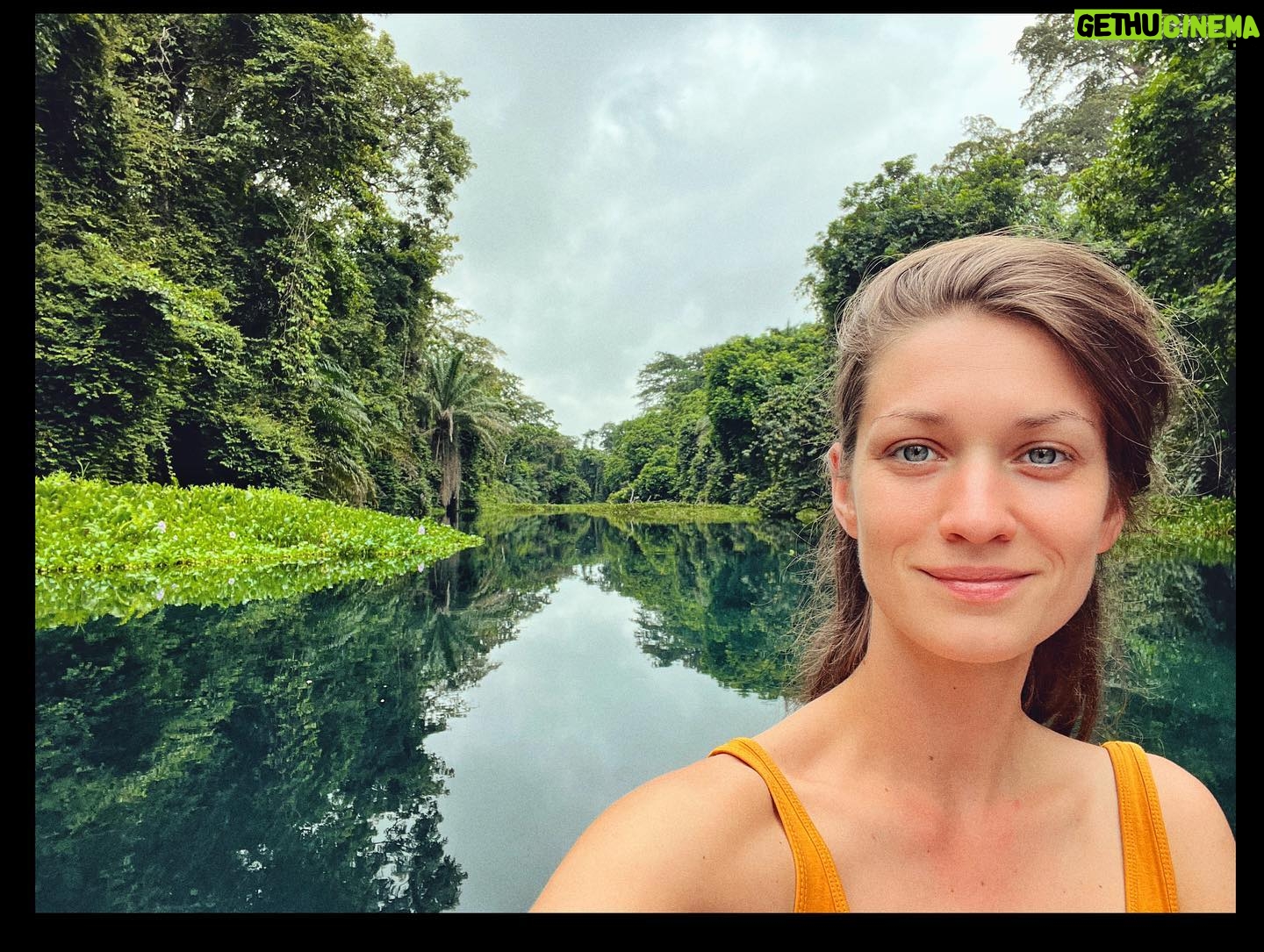 Veronika Macková - 3.3K Likes - Repost @saveelephantscz
🦛Nepřáteli divočiny nejsou pouze pytláci a poptávka pro prostoru a produktech z přírody. Neméně závažným problémem jsou invazní druhy.
👉Například krásně vyhlížející vodní hyacint – rostlina tokozelka nadmutá původem z Jižní Ameriky, páchá i v Africe obrovské škody.
🌊Zde na křišťálově čisté řece v Kongu před časem @saveelephantscz s místními lidmi zahájili pravidelné odstraňování tohoto zeleného moru a tady pózujeme na první hromadě biomasy odstraněné z přírodního vodního toku.