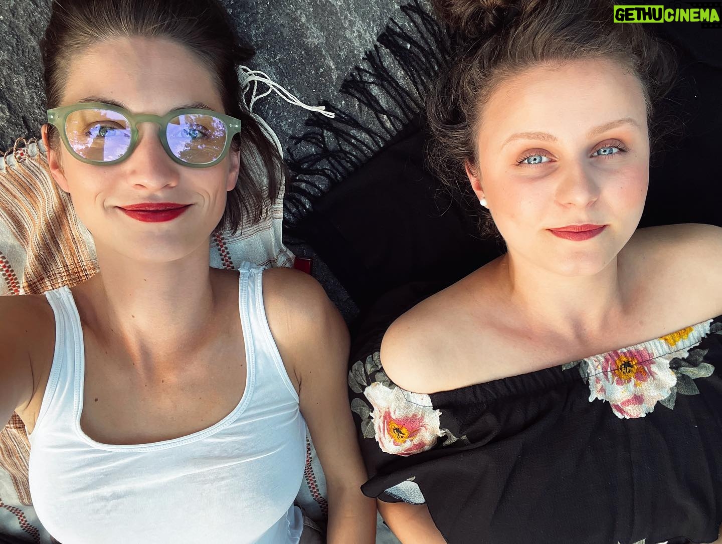 Veronika Macková - 3.7K Likes - 💞Přítelkyně, kamarádka, spřízněná duše, duše, láska, inspirace, žena, (s)blíženec, vesmírnice, zachránkyně, naslouchadlo, chápadlo, napojenkyně, divadelnice, pracant, umělkyně, tanečnice, hyperaktivice, dělo, řechtadlo, torpédo, jáJsemSeZtratilo, odbornice na angličtinu, herečka, lektorka, zpěvačka, spolužačka, kominda, choreografka, modelka, parťák, spolucestovatelka, bojovnice, odvážnice, talentice, krasavice, sexice, ďáblice, roztomilouš, zmatenice, všudebylka, nadšenkyně, pozitivistka, aktivistka,…
Myslela jsem si, že blíženci jsou jen dva, ale ONA je nekonečno v jednom a to miluju ❤️🔥
@karolina_hyskova děkuju ❣️