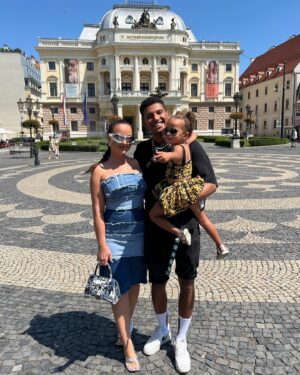 Veronika Nízlová Instagram - Taka pekna sobotka🫶🏼☀️Ide sa na rodinny obedik a potom na vysnivanych Smolkov🩵💙🤍