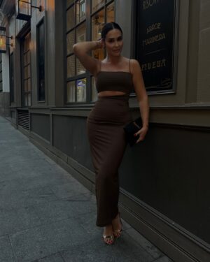 Vicky Martín Berrocal Instagram - Ayer me apeteció subirme al tacón y así me fui a una cenita de verano😍
Por cierto le he cogido gusto yo a esto de los vestidos marrones. Aviso, ni es el primero que me veis, ni será el último 😜