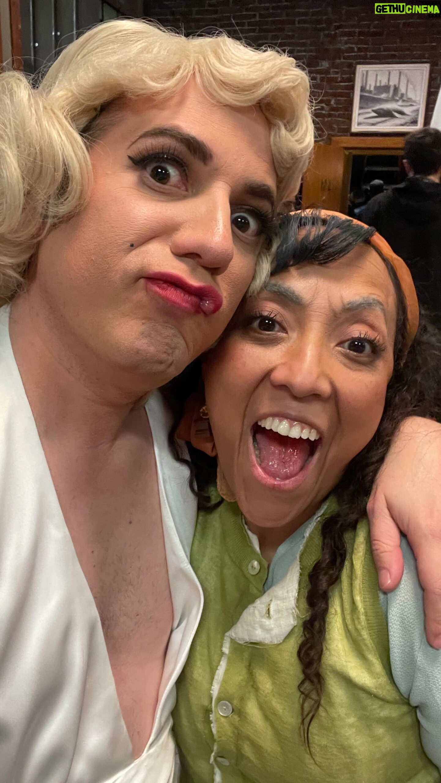 Victor Arauz - 5.9K Likes - Aquí un poco del último día de grabación en la serie 40 y 20
🇲🇽 🇲🇽🇲🇽🇲🇽
La pasé de lujo con estas personas!
Gracias siempre @gus_loza y @tonatiuhmartinez