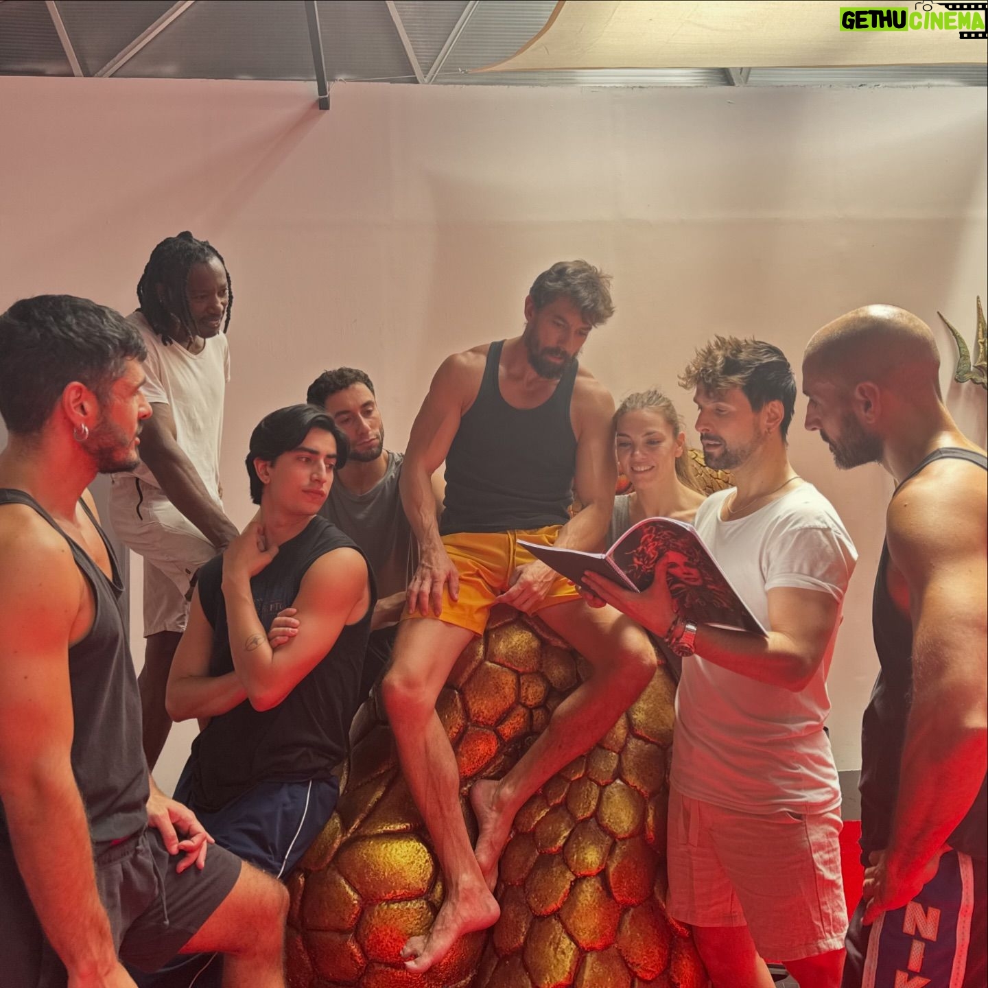 Victoria Abril - 1.1K Likes - ¡Últimas semana de ensayos de MEDUSA!
Feliz de poder dirigir este gran proyecto para el Festival Internacional de Teatro Clásico de Mérida este verano protagonizado por VICTORIA ABRIL, ADRIÁN LASTRA, RUTH LORENZO, MARIOLA FUENTES y equipazo de lujo…MEDUSA.
No puedo estar más agradecido por este gran regalo. ¡Gracias Jesús Cimarro por confiar en mí y en mis locuras! Y gracias a todo el equipo humano que hay detrás de MEDUSA y que ya están haciendo posible que cobre vida. ¡Pedazo de viaje nos espera coribantes! ¡Os esperamos del 31 de julio al 11 de agosto en el Teatro Romano de Mérida ya con casi todas las localidades agotadas!
REPARTO:
* Victoria Abril
* Adrián Lastra
* Ruth Lorenzo
* Mariola Fuentes
* Peter James
* Elisabet Biosca
* Joaquín Fernández
* Roberto Provenzano
* Eduardo Rey
* Manuel Duarte
- DIRECCIÓN: José María del Castillo
- TEXTO ORIGINAL: José María del Castillo
- AYTE. DIRECCIÓN: Silvia Beaterio
- COMPOSICIÓN MUSICAL: Alejandro Cruz Benavides
- COREOGRAFÍA: Aleix Mañé
- ESCENOGRAFÍA: Monica Boromello
- ILUMINACIÓN: Felipe Ramos
- VESTUARIO: Pier Paolo Álvaro
- PELUQUERIA Y MAQUILLAJE: Laura Rodríguez/ Pedro Hache
- PRODUCTORES: Jesús Cimarro/ José María del Castillo
- JEFE DE PRODUCCIÓN: Juan Pedro Campoy
- AYTE. PRODUCCIÓN: Celia Faba/ Paloma Parejo
- EFECTOS ESPECIALES: David Ambit/ Alba Bautista
- DISEÑO CARTELERÍA: María La Cartelera
- FOTOS ACTORES: Javier Naval
- DIRECCIÓN DE CORO: Amaya Añúa
Con la colaboración del CORO DE CÁMARA DE EXTREMADURA
Una coproducción del Festival Internacional de Teatro de Mérida, Pentación Espectáculos y Coribante Producciones.
¡VAMOS POR ESTE GRAN VIAJE!
#medusa #festivaldemerida #70festivaldemerida #teatro #coribante #coribanteproducciones #festivalinternacionaldeteatroclasicodemerida #victoriaabril #mariolafuentes #adrianlastra #ruthlorenzo #pentacion #antonioabeledo
@festivaldemerida @elisabet.biosca.actriz @obondjames @mariolafuentesactriz @ruthlorenzomusic @adrian_lastra @maiguex @monicaboromello @silviabeaterio @alejandrocruzbenavides @aleix.m.saez @gomezmiryam_ @antonio_abeledo @marialacartelera @pelayo_rc @nataliadiazact @corodecamaradeextremadura