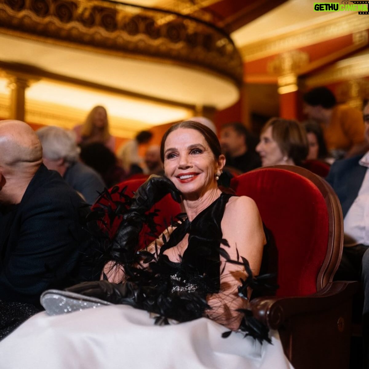Victoria Abril - 4.8K Likes - ¡Hola a todos! 🌟
No tengo palabras para expresar lo feliz y honrada que me siento por recibir el prestigioso Premio Luis Buñuel en el Festival de Cine de Huesca. Este reconocimiento no solo es un honor, sino también un recordatorio del increíble viaje que ha sido mi carrera en el cine.
Agradezco de todo corazón al festival y a todos los que han formado parte de mi camino. Gracias por valorar mi trabajo y por este hermoso homenaje. Este premio es para todos los que han creído en mí y me han apoyado incondicionalmente.
Huesca, tienes un lugar especial en mi corazón y ahora más que nunca, me siento profundamente conectada con tu magia y tu pasión por el cine.
¡Nos vemos pronto!
Con todo mi cariño,
Victoria Abril 🎬❤️
🇫🇷🇫🇷🇫🇷🇫🇷🇫🇷🇫🇷🇫🇷🇫🇷🇫🇷🇫🇷Bien sûr, voici la traduction en français :
—
Bonjour à tous ! 🌟
Je n’ai pas de mots pour exprimer à quel point je suis heureuse et honorée de recevoir le prestigieux Prix Luis Buñuel au Festival du Cinéma de Huesca. Cette reconnaissance est non seulement un honneur, mais aussi un rappel du voyage incroyable qu’a été ma carrière au cinéma.
Je remercie de tout cœur le festival et tous ceux qui ont fait partie de mon parcours. Merci de valoriser mon travail et pour cet hommage magnifique. Ce prix est pour tous ceux qui ont cru en moi et m’ont soutenue inconditionnellement.
Huesca, tu as une place spéciale dans mon cœur et maintenant, plus que jamais, je me sens profondément connectée à ta magie et à ta passion pour le cinéma.
À très bientôt !
Avec tout mon amour,
Victoria Abril 🎬❤️
