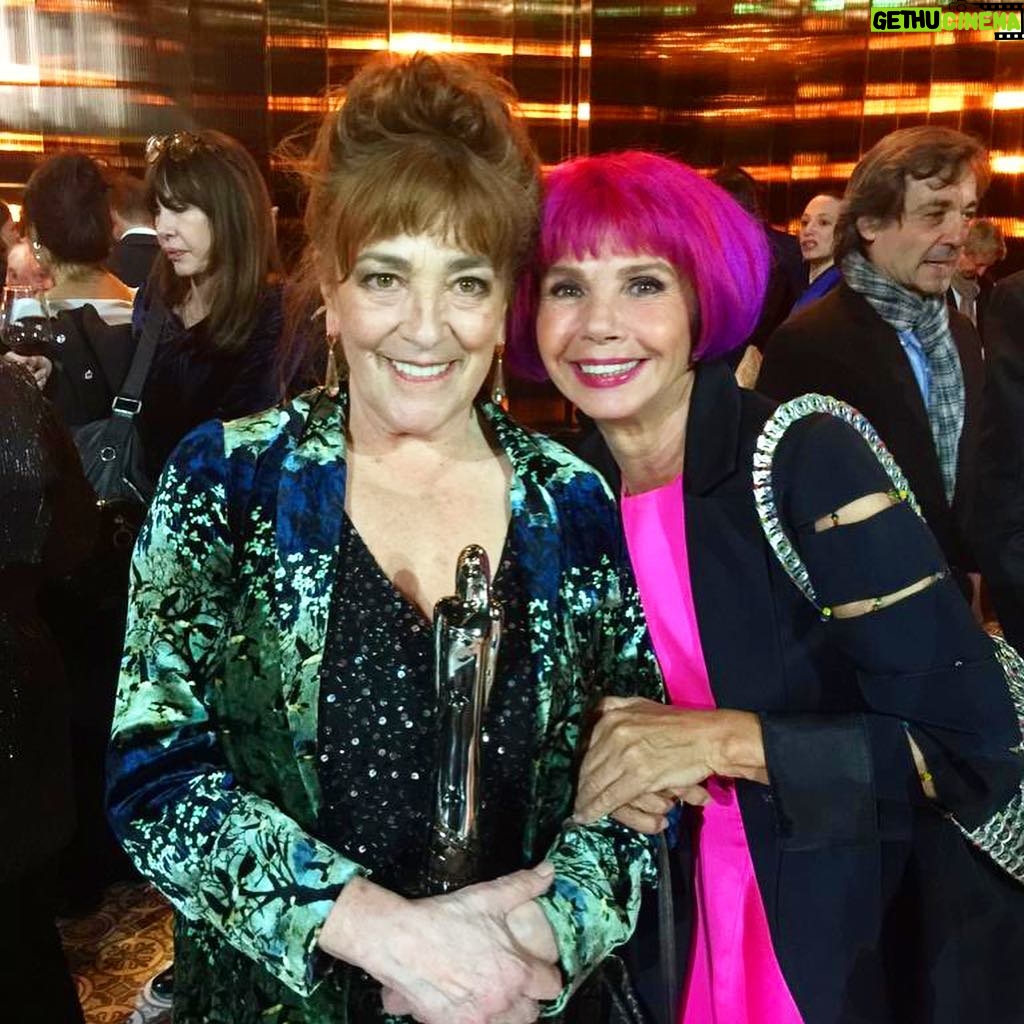 Victoria Abril - 4.9K Likes - Au Festival de Cinéma Européen de Séville pour remettre le prix EFA d’honneur à Ralph Fiennes.