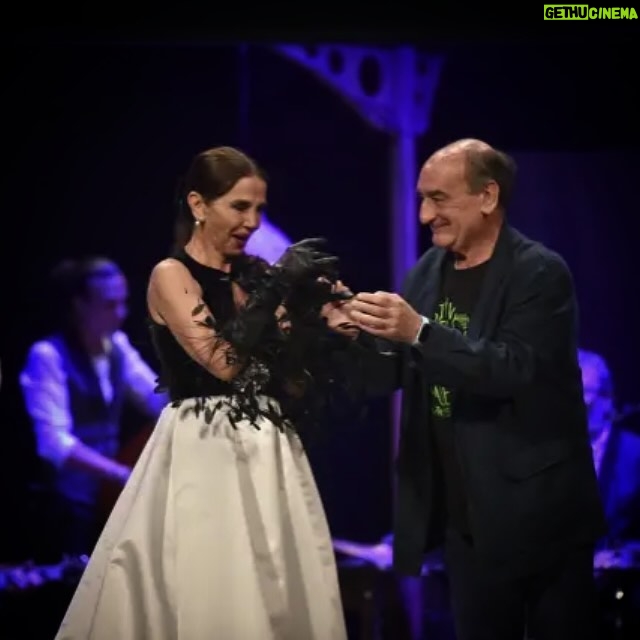 Victoria Abril - 4.8K Likes - ¡Hola a todos! 🌟
No tengo palabras para expresar lo feliz y honrada que me siento por recibir el prestigioso Premio Luis Buñuel en el Festival de Cine de Huesca. Este reconocimiento no solo es un honor, sino también un recordatorio del increíble viaje que ha sido mi carrera en el cine.
Agradezco de todo corazón al festival y a todos los que han formado parte de mi camino. Gracias por valorar mi trabajo y por este hermoso homenaje. Este premio es para todos los que han creído en mí y me han apoyado incondicionalmente.
Huesca, tienes un lugar especial en mi corazón y ahora más que nunca, me siento profundamente conectada con tu magia y tu pasión por el cine.
¡Nos vemos pronto!
Con todo mi cariño,
Victoria Abril 🎬❤️
🇫🇷🇫🇷🇫🇷🇫🇷🇫🇷🇫🇷🇫🇷🇫🇷🇫🇷🇫🇷Bien sûr, voici la traduction en français :
—
Bonjour à tous ! 🌟
Je n’ai pas de mots pour exprimer à quel point je suis heureuse et honorée de recevoir le prestigieux Prix Luis Buñuel au Festival du Cinéma de Huesca. Cette reconnaissance est non seulement un honneur, mais aussi un rappel du voyage incroyable qu’a été ma carrière au cinéma.
Je remercie de tout cœur le festival et tous ceux qui ont fait partie de mon parcours. Merci de valoriser mon travail et pour cet hommage magnifique. Ce prix est pour tous ceux qui ont cru en moi et m’ont soutenue inconditionnellement.
Huesca, tu as une place spéciale dans mon cœur et maintenant, plus que jamais, je me sens profondément connectée à ta magie et à ta passion pour le cinéma.
À très bientôt !
Avec tout mon amour,
Victoria Abril 🎬❤️