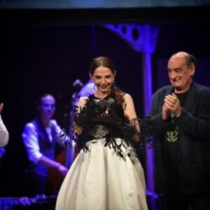 Victoria Abril Instagram - ¡Hola a todos! 🌟

No tengo palabras para expresar lo feliz y honrada que me siento por recibir el prestigioso Premio Luis Buñuel en el Festival de Cine de Huesca. Este reconocimiento no solo es un honor, sino también un recordatorio del increíble viaje que ha sido mi carrera en el cine.

Agradezco de todo corazón al festival y a todos los que han formado parte de mi camino. Gracias por valorar mi trabajo y por este hermoso homenaje. Este premio es para todos los que han creído en mí y me han apoyado incondicionalmente.

Huesca, tienes un lugar especial en mi corazón y ahora más que nunca, me siento profundamente conectada con tu magia y tu pasión por el cine.

¡Nos vemos pronto!

Con todo mi cariño, 
Victoria Abril 🎬❤️

🇫🇷🇫🇷🇫🇷🇫🇷🇫🇷🇫🇷🇫🇷🇫🇷🇫🇷🇫🇷Bien sûr, voici la traduction en français :

—

Bonjour à tous ! 🌟

Je n’ai pas de mots pour exprimer à quel point je suis heureuse et honorée de recevoir le prestigieux Prix Luis Buñuel au Festival du Cinéma de Huesca. Cette reconnaissance est non seulement un honneur, mais aussi un rappel du voyage incroyable qu’a été ma carrière au cinéma.

Je remercie de tout cœur le festival et tous ceux qui ont fait partie de mon parcours. Merci de valoriser mon travail et pour cet hommage magnifique. Ce prix est pour tous ceux qui ont cru en moi et m’ont soutenue inconditionnellement.

Huesca, tu as une place spéciale dans mon cœur et maintenant, plus que jamais, je me sens profondément connectée à ta magie et à ta passion pour le cinéma.

À très bientôt !

Avec tout mon amour, 
Victoria Abril 🎬❤️