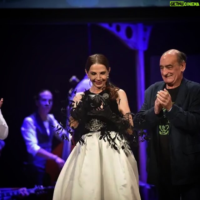 Victoria Abril - 4.8K Likes - ¡Hola a todos! 🌟
No tengo palabras para expresar lo feliz y honrada que me siento por recibir el prestigioso Premio Luis Buñuel en el Festival de Cine de Huesca. Este reconocimiento no solo es un honor, sino también un recordatorio del increíble viaje que ha sido mi carrera en el cine.
Agradezco de todo corazón al festival y a todos los que han formado parte de mi camino. Gracias por valorar mi trabajo y por este hermoso homenaje. Este premio es para todos los que han creído en mí y me han apoyado incondicionalmente.
Huesca, tienes un lugar especial en mi corazón y ahora más que nunca, me siento profundamente conectada con tu magia y tu pasión por el cine.
¡Nos vemos pronto!
Con todo mi cariño,
Victoria Abril 🎬❤️
🇫🇷🇫🇷🇫🇷🇫🇷🇫🇷🇫🇷🇫🇷🇫🇷🇫🇷🇫🇷Bien sûr, voici la traduction en français :
—
Bonjour à tous ! 🌟
Je n’ai pas de mots pour exprimer à quel point je suis heureuse et honorée de recevoir le prestigieux Prix Luis Buñuel au Festival du Cinéma de Huesca. Cette reconnaissance est non seulement un honneur, mais aussi un rappel du voyage incroyable qu’a été ma carrière au cinéma.
Je remercie de tout cœur le festival et tous ceux qui ont fait partie de mon parcours. Merci de valoriser mon travail et pour cet hommage magnifique. Ce prix est pour tous ceux qui ont cru en moi et m’ont soutenue inconditionnellement.
Huesca, tu as une place spéciale dans mon cœur et maintenant, plus que jamais, je me sens profondément connectée à ta magie et à ta passion pour le cinéma.
À très bientôt !
Avec tout mon amour,
Victoria Abril 🎬❤️