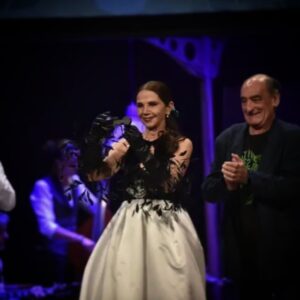 Victoria Abril Instagram - ¡Hola a todos! 🌟

No tengo palabras para expresar lo feliz y honrada que me siento por recibir el prestigioso Premio Luis Buñuel en el Festival de Cine de Huesca. Este reconocimiento no solo es un honor, sino también un recordatorio del increíble viaje que ha sido mi carrera en el cine.

Agradezco de todo corazón al festival y a todos los que han formado parte de mi camino. Gracias por valorar mi trabajo y por este hermoso homenaje. Este premio es para todos los que han creído en mí y me han apoyado incondicionalmente.

Huesca, tienes un lugar especial en mi corazón y ahora más que nunca, me siento profundamente conectada con tu magia y tu pasión por el cine.

¡Nos vemos pronto!

Con todo mi cariño, 
Victoria Abril 🎬❤️

🇫🇷🇫🇷🇫🇷🇫🇷🇫🇷🇫🇷🇫🇷🇫🇷🇫🇷🇫🇷Bien sûr, voici la traduction en français :

—

Bonjour à tous ! 🌟

Je n’ai pas de mots pour exprimer à quel point je suis heureuse et honorée de recevoir le prestigieux Prix Luis Buñuel au Festival du Cinéma de Huesca. Cette reconnaissance est non seulement un honneur, mais aussi un rappel du voyage incroyable qu’a été ma carrière au cinéma.

Je remercie de tout cœur le festival et tous ceux qui ont fait partie de mon parcours. Merci de valoriser mon travail et pour cet hommage magnifique. Ce prix est pour tous ceux qui ont cru en moi et m’ont soutenue inconditionnellement.

Huesca, tu as une place spéciale dans mon cœur et maintenant, plus que jamais, je me sens profondément connectée à ta magie et à ta passion pour le cinéma.

À très bientôt !

Avec tout mon amour, 
Victoria Abril 🎬❤️