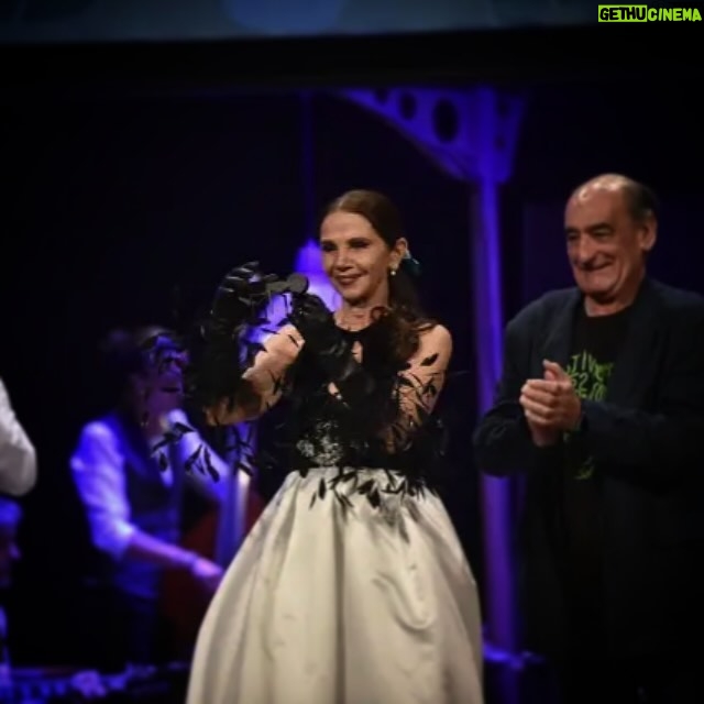 Victoria Abril - 4.8K Likes - ¡Hola a todos! 🌟
No tengo palabras para expresar lo feliz y honrada que me siento por recibir el prestigioso Premio Luis Buñuel en el Festival de Cine de Huesca. Este reconocimiento no solo es un honor, sino también un recordatorio del increíble viaje que ha sido mi carrera en el cine.
Agradezco de todo corazón al festival y a todos los que han formado parte de mi camino. Gracias por valorar mi trabajo y por este hermoso homenaje. Este premio es para todos los que han creído en mí y me han apoyado incondicionalmente.
Huesca, tienes un lugar especial en mi corazón y ahora más que nunca, me siento profundamente conectada con tu magia y tu pasión por el cine.
¡Nos vemos pronto!
Con todo mi cariño,
Victoria Abril 🎬❤️
🇫🇷🇫🇷🇫🇷🇫🇷🇫🇷🇫🇷🇫🇷🇫🇷🇫🇷🇫🇷Bien sûr, voici la traduction en français :
—
Bonjour à tous ! 🌟
Je n’ai pas de mots pour exprimer à quel point je suis heureuse et honorée de recevoir le prestigieux Prix Luis Buñuel au Festival du Cinéma de Huesca. Cette reconnaissance est non seulement un honneur, mais aussi un rappel du voyage incroyable qu’a été ma carrière au cinéma.
Je remercie de tout cœur le festival et tous ceux qui ont fait partie de mon parcours. Merci de valoriser mon travail et pour cet hommage magnifique. Ce prix est pour tous ceux qui ont cru en moi et m’ont soutenue inconditionnellement.
Huesca, tu as une place spéciale dans mon cœur et maintenant, plus que jamais, je me sens profondément connectée à ta magie et à ta passion pour le cinéma.
À très bientôt !
Avec tout mon amour,
Victoria Abril 🎬❤️