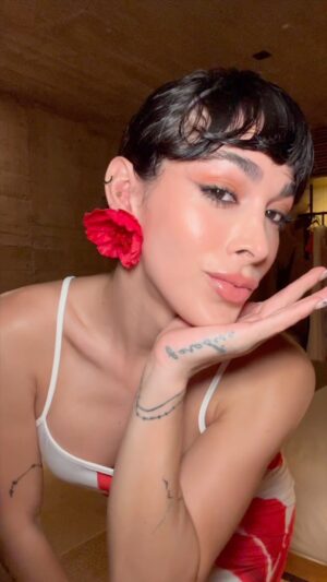 Victoria Volkova Instagram - grwm para ir a una cena romántica ❤️

vestido de @baddieclothingmx 
zapatos y aretes de @zara