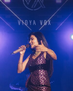 Vidya Vox Instagram - Hyderabad was a blast!

📸: @life.of.kanthi 
👗: @vidhigurnani 
🎹: @shankartucker 
🎸: @danielkennethrego 
🥁: @hamzakazi_drums 
🎧: @clifford.dcosta 
🎪: @sid_chaudhary @ashwinwashere @dcatalentmusic