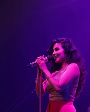 Vidya Vox Instagram - Durban, what a dream! 🥳✨🤩 Thank you all so much for selling out the show, spending the night with me and letting me premiere Sundari live! 

Photo: @yash_r_photo 
Coverage: @tempestmedia