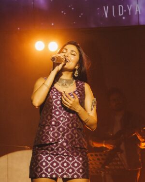 Vidya Vox Instagram - Hyderabad was a blast!

📸: @life.of.kanthi 
👗: @vidhigurnani 
🎹: @shankartucker 
🎸: @danielkennethrego 
🥁: @hamzakazi_drums 
🎧: @clifford.dcosta 
🎪: @sid_chaudhary @ashwinwashere @dcatalentmusic
