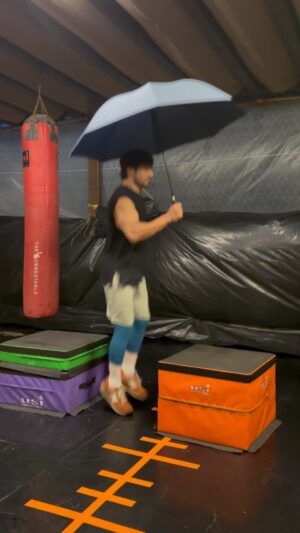 Vidyut Jammwal Instagram - #MumbaiPotholeTraining #MumbaiRains

Parachute 🪂 , if not the rain ☔️ 
Live… 
#itrainlikevidyutjammwal 

#AbYehKarkeDikhao,  Agility training 🏃