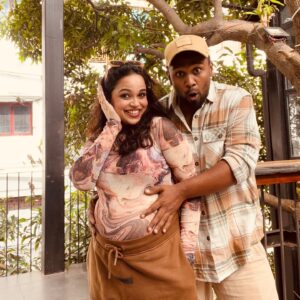 Vijay Kumar Instagram - My girl ♥️❤️‍🔥 #pregnancydiary 
.
.
Blessed to have her beside me forever ♾️