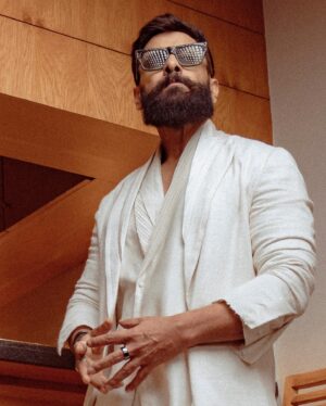 Vikram Instagram - In a world of colours, be the shining white.  Styled by @ishabhansali. 📸 @puchi.photography. Outfit @antar_agni_ujjawaldubey
Accessories @ishhaara 
Sunglasses @rosvinbugs 
Shoes @whitemuds_official #thangalaanfromaug15