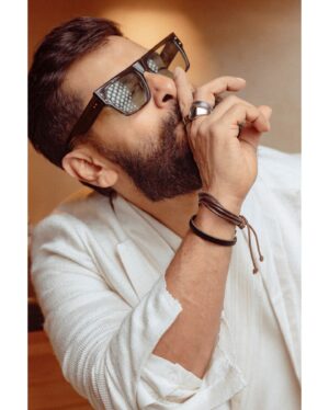 Vikram Instagram - In a world of colours, be the shining white.  Styled by @ishabhansali. 📸 @puchi.photography. Outfit @antar_agni_ujjawaldubey
Accessories @ishhaara 
Sunglasses @rosvinbugs 
Shoes @whitemuds_official #thangalaanfromaug15