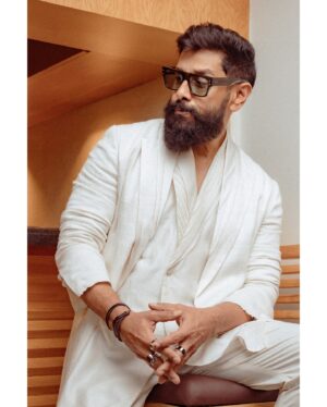Vikram Instagram - In a world of colours, be the shining white.  Styled by @ishabhansali. 📸 @puchi.photography. Outfit @antar_agni_ujjawaldubey
Accessories @ishhaara 
Sunglasses @rosvinbugs 
Shoes @whitemuds_official #thangalaanfromaug15