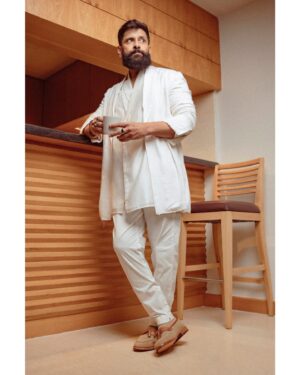 Vikram Instagram - In a world of colours, be the shining white.  Styled by @ishabhansali. 📸 @puchi.photography. Outfit @antar_agni_ujjawaldubey
Accessories @ishhaara 
Sunglasses @rosvinbugs 
Shoes @whitemuds_official #thangalaanfromaug15