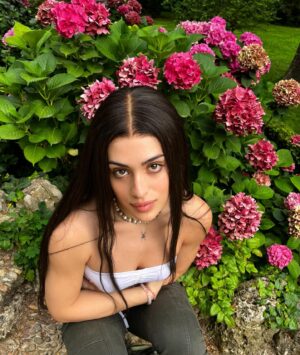 Villano Antillano Instagram - “What she had realized was that love was that moment when your heart was about to burst.”

-🤍-

Barcelona!!! Costa Rica!!! 
PRIMER AVISO!!! 🌸🩷
su vampiresa favorita llega muy prontito 
a donde ustedes, ¡nos vemos allá afuera!
tengo tantas ganas de verles!!! 

-🤍-