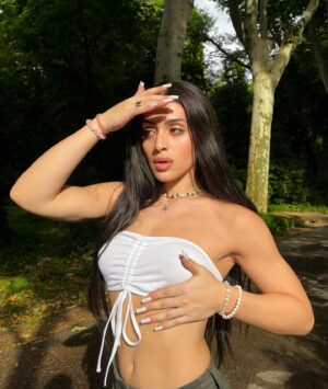 Villano Antillano Instagram - “What she had realized was that love was that moment when your heart was about to burst.”

-🤍-

Barcelona!!! Costa Rica!!! 
PRIMER AVISO!!! 🌸🩷
su vampiresa favorita llega muy prontito 
a donde ustedes, ¡nos vemos allá afuera!
tengo tantas ganas de verles!!! 

-🤍-