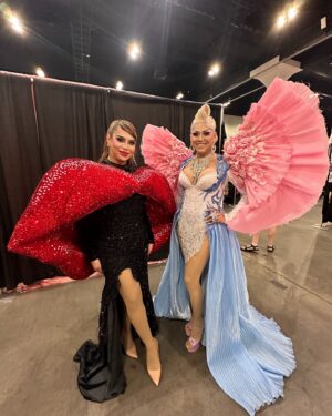 Viñas Deluxe Instagram - Really happy to see my sisters and sisters from another mother/franchise at drag con LA! Didn’t have the chance to actually roam around dahil kailangan nating kumita but really grateful sa mga queens na bumisita sa aking booth! 
Maraming salamat for making my drag con extra colorful!!!