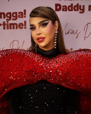 Viñas Deluxe Instagram - My pink runway look for @rupaulsdragcon #DRAGCONLA2024 

Such a fun fun first day! See you all again tomorrow at lacefront ave! Booth944 🥰
See you misis!!

Fab outfit made by the amazing @ijimontalbo